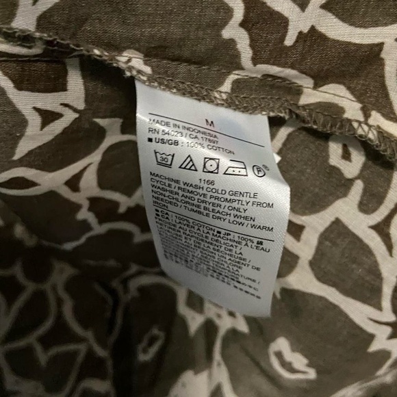 Banana Republic Puff-Sleeve
Button-down Floral Patterned Shirt - Picture 8 of 8